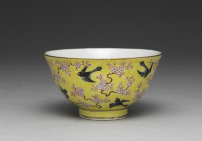 图片[2]-Bowl with prunus and magpies in yellow ground and fencai polychrome enamels-China Archive